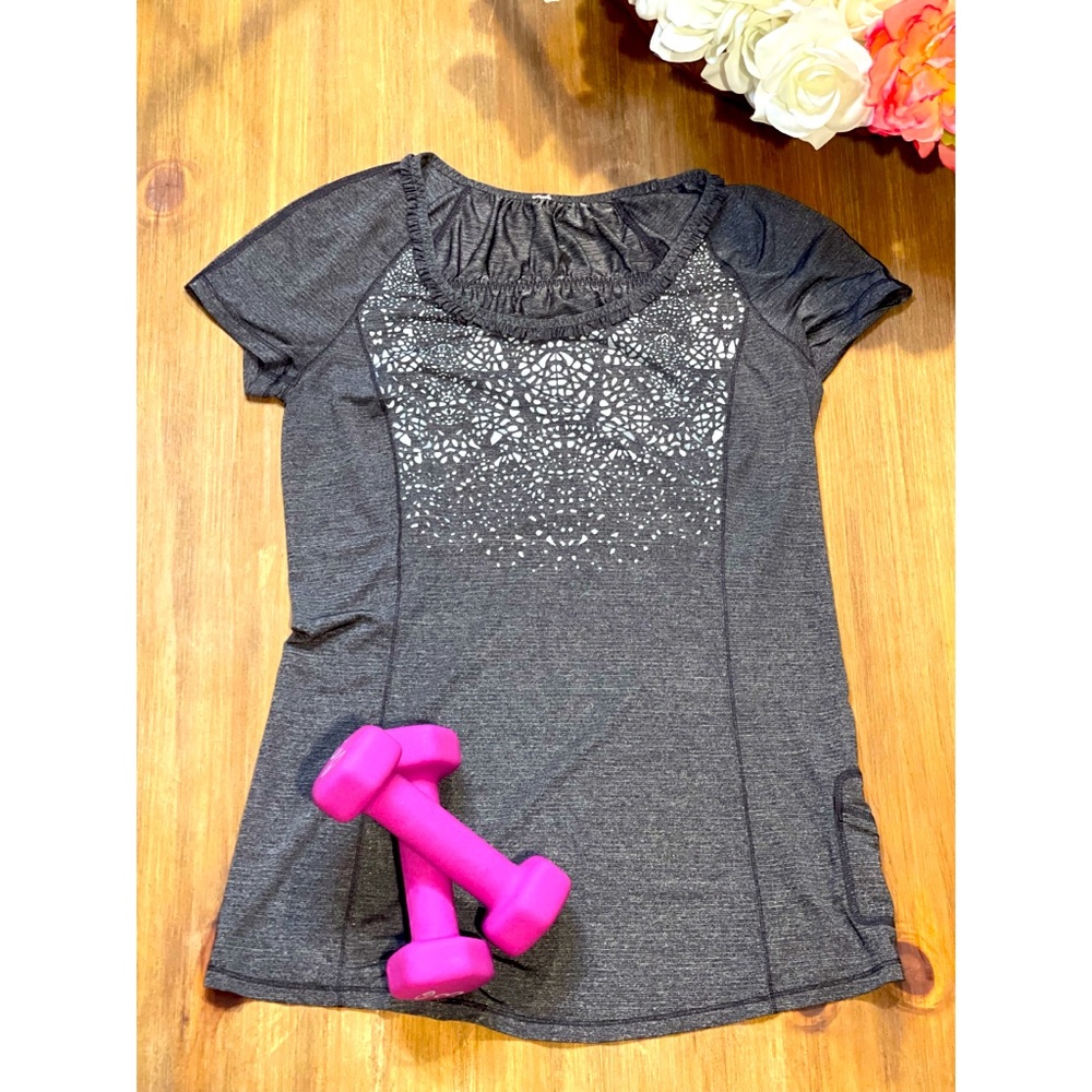 Lululemon women’s tee size small/2